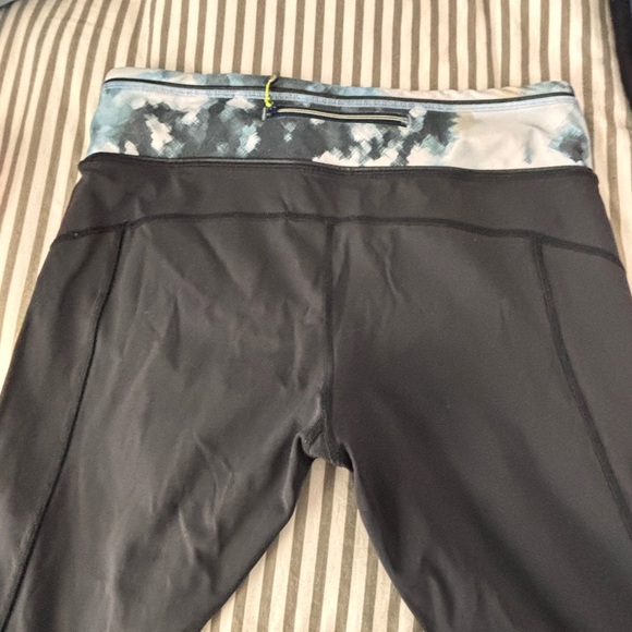 Lululemon Women’s Black Leggings with Patterned Waistband Sz 10 - Picture 4 of 5